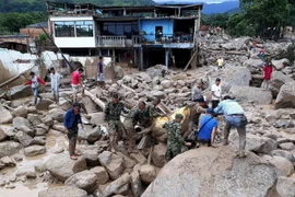 Binh sỹ Colombia chuyển thi thể nạn nhân khỏi khu vực lở đất ở Mocoa ngày 1/4. (Ảnh: EPA/TTXVN)