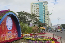 Một tiểu cảnh được trang trí trên đường phố Nha Trang để đón chào sự kiện APEC 2017. (Ảnh: Tiên Minh/TTXVN)