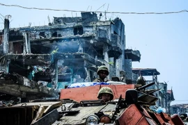 Binh sỹ Philippines tuần tra tại Marawi. (Ảnh: AFP/TTXVN)