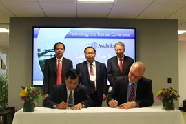 Đại diện thành phố Cần Thơ ký biên bản hợp tác với địa phương Hoa Kỳ. (Ảnh: Đoàn Hùng/Vietnam+)