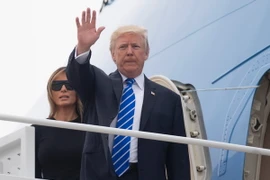 Tổng thống Mỹ Donald Trump lên chiếc Không lực Một ở căn cứ không quân Andrews, bang Maryland bắt đầu chuyến công du châu Âu ngày 5/7. (Ảnh: AFP/TTXVN)