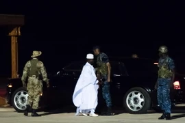Tổng thống mãn nhiệm Gambia Yahya Jammeh (giữa) lên máy bay tại sân bay Banjul ngày 21/1. (Ảnh: AFP/TTXVN)