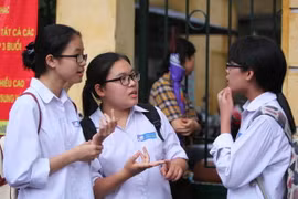 Thí sinh trao đổi bài sau khi hoàn thành môn thi Toán tại Điểm thi Trường THPT Việt Đức-Hà Nội năm học 2016-2017. (Ảnh: Quý Trung/TTXVN) 