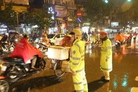 Đại tá Đào Vịnh Thắng, Trưởng phòng Cảnh sát giao thông Hà Nội phân làn cùng các chiến sỹ tại ngã tư Cửa Nam. (Ảnh: Doãn Tấn/TTXVN)