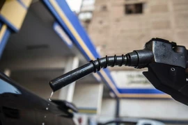 Bơm xăng cho các phương tiện. (Ảnh: AFP/TTXVN)