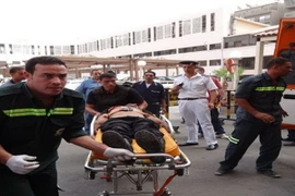 Chuyển người bị thương trong vụ nổ bom ở nhà thờ thành phố Tanta ngày 9/4. (Ảnh: The Sun/TTXVN)