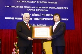 Chủ tịch Viện Hàn lâm Khoa học xã hội Nguyễn Quang Thuấn trao tặng Kỷ niệm chương cho Thủ tướng Thổ Nhĩ Kỳ Binali Yildirim. (Ảnh: An Đăng/TTXVN)