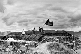 Ngày 7/5/1954, Lá cờ “Quyết chiến, Quyết thắng” của Quân đội nhân dân Việt Nam tung bay trên nóc hầm tướng De Castries, kết thúc cuộc kháng chiến chống Pháp oanh liệt đầy hy sinh, gian khổ kéo dài suốt 9 năm. (Ảnh: Triệu Đại/TTXVN)
