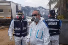 Các nhân viên cứu hộ tại một nhà máy sản xuất pháo hoa ở làng Porat. (Nguồn: Israel Police)