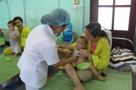 Nắng nóng bệnh nhi nhập viện tăng. (Ảnh: Hải Yến/TTXV)