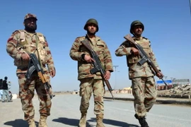 Binh sỹ Pakistan gác tại khu vực biên giới Pakistan-Afghanistan. (Ảnh: EPA/TTXVN)