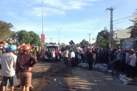 Xe cứu thương có mặt tại hiện trường đưa các nạn nhân đi cấp cứu. (Ảnh: Hoài Nam/TTXVN)