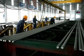 Sản xuất thép cây. (Ảnh: Huy Hùng/TTXVN)