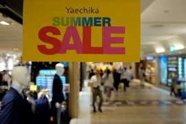 Biển giảm giá tại một trung tâm thương mại ở thủ đô Tokyo của Nhật Bản. (Ảnh: AFP/TTXVN)