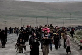 Người dân Iraq sơ tán khỏi Mosul ngày 3/3, trong khi quân đội Chính phủ mở chiến dịch quân sự giành lại khu vực phía tây thành phố này từ tay IS. (Ảnh: AFP/TTXVN)