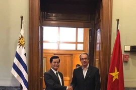 Thứ trưởng Ngoại giao Hà Kim Ngọc và Chủ tịch Hạ viện Uruguay Jose Carlos Mahia (Nguồn: Đại sứ quán Việt Nam tại Argentina)