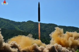 Tên lửa đạn đạo liên lục địa Hwasong-14 của Triều Tiên được phóng tại một địa điểm bí mật ở Triều Tiên. (Ảnh: Yonhap/TTXVN)