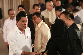 Tổng thống Philippines Rodrigo Duterte (trái) tại gặp gỡ người dân tại lễ Eid al-Fitr ở Manila ngày 27/6 vừa qua. (Ảnh: THX/TTXVN)