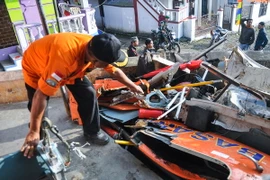 Những mảnh vỡ của chiếc máy bay gặp nạn ở Trung Java ngày 3/7 vừa qua. (Ảnh: EPA/TTXVN)