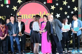 Hiệu trưởng Đại học Calabria, Giáo sư Gino Microle Crisci lên chúc mừng các sinh viên Việt Nam đoạt giải văn nghệ. (Ảnh: Ngự Bình/Vietnam+)