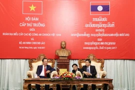 Thứ trưởng Nguyễn Văn Thành và Thứ trưởng Sinthavong Sayakon tại cuộc hội đàm. (Ảnh: Phạm Kiên/Vietnam+)