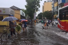 Mưa lớn gây ngập trên phố Nguyễn Thái Học, quận Ba Đình, Hà Nội. (Ảnh: Trọng Đạt/TTXVN)