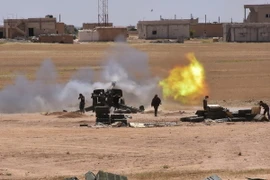 Quân đội Syria bắn pháo trong chiến dịch truy quét phiến quân IS ở thị trấn Maskana, phía đông Aleppo ngày 16/5 vừa qua. (Ảnh: AFP/TTXVN)