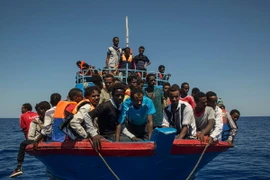 Người di cư chờ được cứu trên Địa Trung Hải ngày 6/8 vừa qua. (Ảnh: AFP/TTXVN)