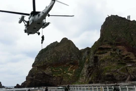 Một cuộc tập trận của quân đội Iran ở eo biển Hormuz. (Ảnh: AFP/TTXVN)