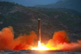 Tên lửa đạn đạo đất đối đất tầm trung Hwasong-12 được Triều Tiên phóng thử ngày 14/5 vừa qua. (Ảnh: Yonhap/TTXVN)