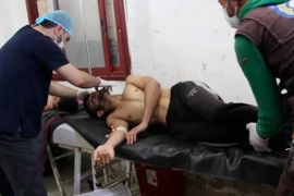 Người dân Syria được điều trị trong bệnh viện ở thị trấn Maaret al-Noman, tỉnh Idlib, sau khi bị ảnh hưởng bởi cuộc tấn công bị tình nghi sử dụng vũ khí hóa học ngày 4/4 vừa qua. (Ảnh: EPA/TTXVN)