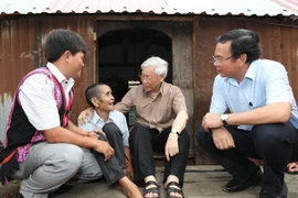 Tổng Bí thư Nguyễn Phú Trọng thăm, tặng quà thương binh Đinh Phi và vợ là Đinh Brat, hộ gia đình chính sách có hoàn cảnh đặc biệt khó khăn ở làng Tung Ke 2, xã Ayun, huyện Chư Sê, tỉnh Gia Lai. (Ảnh: Trí Dũng/TTXVN) 