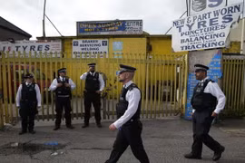 Cảnh sát điều tra tại Barking, London ngày 5/6. (Ảnh: AFP/TTXVN)