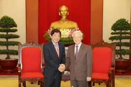 Tổng Bí thư Nguyễn Phú Trọng tiếp Chủ tịch Đảng Hành động nhân dân Singapore (PAP) Khaw Boon Wan đang thăm và làm việc tại Việt Nam. (Ảnh: Trí Dũng/TTXVN)