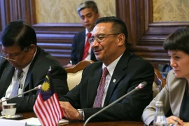 Bộ trưởng Quốc phòng Malaysia Hishammuddin Tun Hussein (giữa). (Ảnh: AFP/TTXVN)