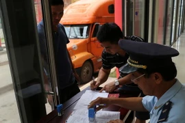 Làm thủ tục hải quan tại Chi cục Hải quan cửa khẩu quốc tế Cha Lo, tỉnh Quảng Bình. (Ảnh: Phạm Hậu/TTXVN)