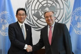 Ngoại trưởng Nhật Bản Fumio Kishida (trái) và Tổng thư ký Liên hợp quốc Antonio Guterres (phải). (Ảnh: AFP/TTXVN)