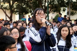 Học sinh trường Trung học phổ thông chuyên Phan Bội Châu nêu các thắc mắc về kỳ thi Trung học phổ thông quốc gia và xét tuyển đại học, cao đẳng năm 2017. (Ảnh: Bích Huệ/TTXVN)