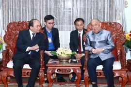 Thủ tướng Nguyễn Xuân Phúc đến thăm đồng chí Khamtay Siphandon, nguyên Chủ tịch Đảng, nguyên Chủ tịch nước Lào. (Ảnh: Thống Nhất/TTXVN)