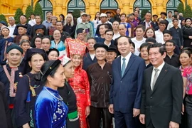 Chủ tịch nước Trần Đại Quang với các đại biểu tại buổi gặp mặt. (Ảnh: Nhan Sáng/TTXVN)