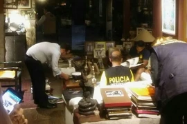 Các nhân viên điều tra lục soát nhà riêng của cựu Tổng thống Peru Alejandro Toledo ở Lima ngày 4/2 vừa qua. (Ảnh: EPA/TTXVN)