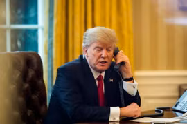 Tổng thống Mỹ Donald Trump điện đàm từ Washington, DC ngày 29/1 vừa qua. (Anh: EPA/TTXVN)