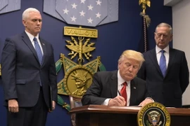 Tổng thống Mỹ Donald Trump ký sắc lệnh tại Lầu Năm Góc ở Washington, DC ngày 23/1 vừa qua. (Ảnh: AFP/TTXVN)