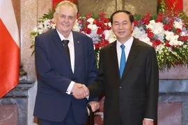 Chủ tịch nước Trần Đại Quang đón Tổng thống Cộng hòa Séc Milos Zeman. (Ảnh: Nhan Sáng/TTXVN)