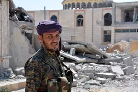 Các tay súng của YPG tuần tra tại thành phố Raqqa, Syria. (Ảnh: EPA/TTXVN)