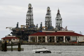 Một nhà máy lọc dầu ngập trong nước lũ sau bão Harvey tại Port Aransas, bang Texas, Mỹ ngày 27/8 vừa qua. (Ảnh: AFP/TTXVN)