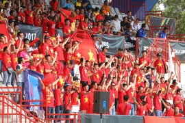 Niềm vui của các cổ động viên Việt Nam trên khán đài sau khi đội nhà ghi bàn. (Ảnh: Quốc Khánh/TTXVN)