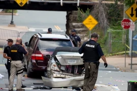 Cảnh sát Virginia điều tra tại hiện trường vụ xe ô tô lao vào đám đông tuần hành ở Charlottesville ngày 12/8. (Ảnh: EPA/TTXVN)