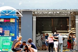 Hỗ trợ người bị thương tại hiện trường vụ tấn công ở phố đi bộ Las Ramblas thuộc Barcelona ngày 17/8. (Ảnh: EPA/TTXVN)