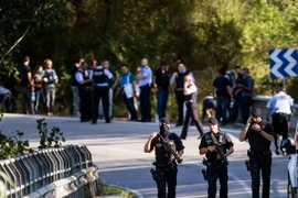 Cảnh sát Tây Ban Nha phong tỏa hiện trường nghi phạm Younes Abouyaaqoub bị bắn hạ tại Subirat ngày 21/8 vừa qua. (Ảnh: EPA/TTXVN)